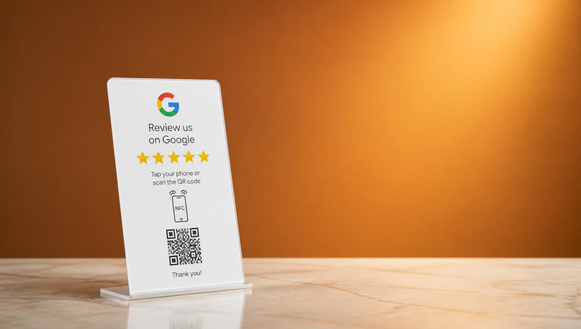 Google Review Kaart met NFC en QR-code op een balie